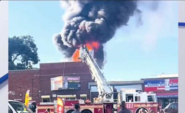 Voraz incendio en taller de neumáticos genera humo peligroso en Queens