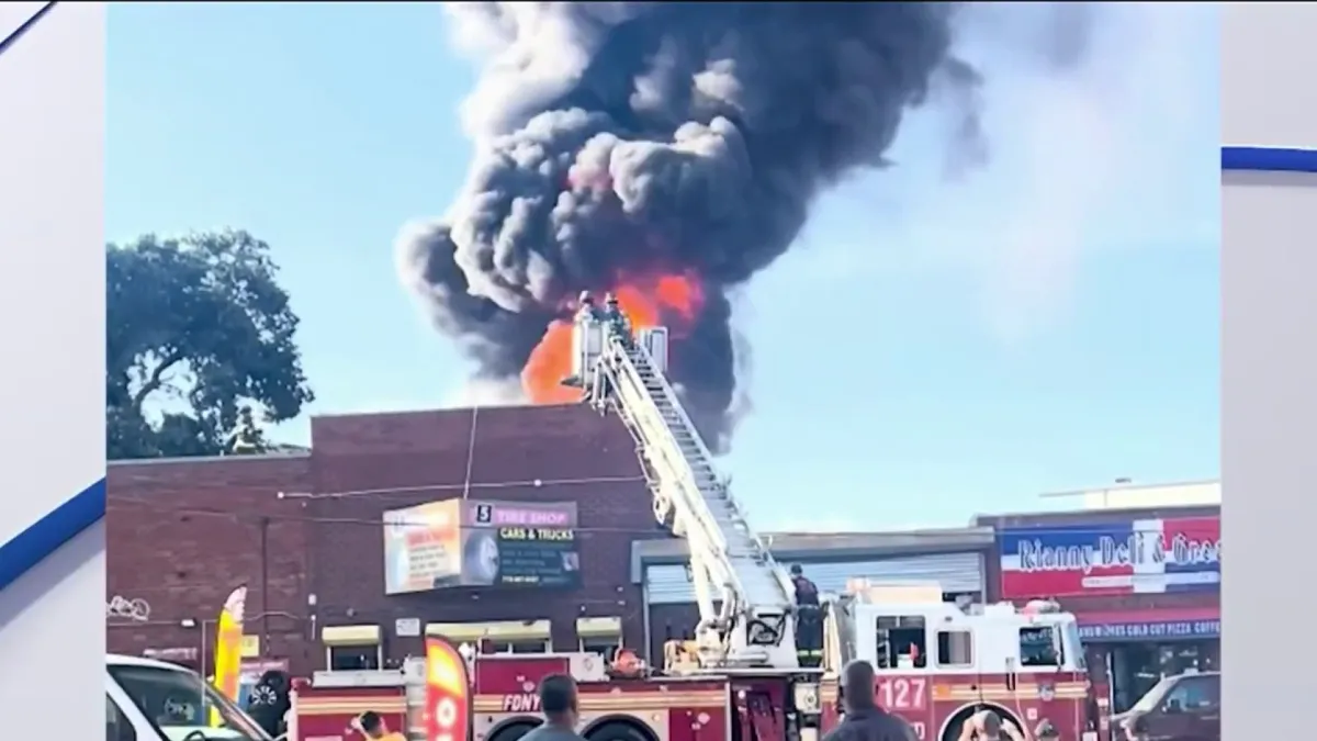 Voraz incendio en taller de neumáticos genera humo peligroso en Queens