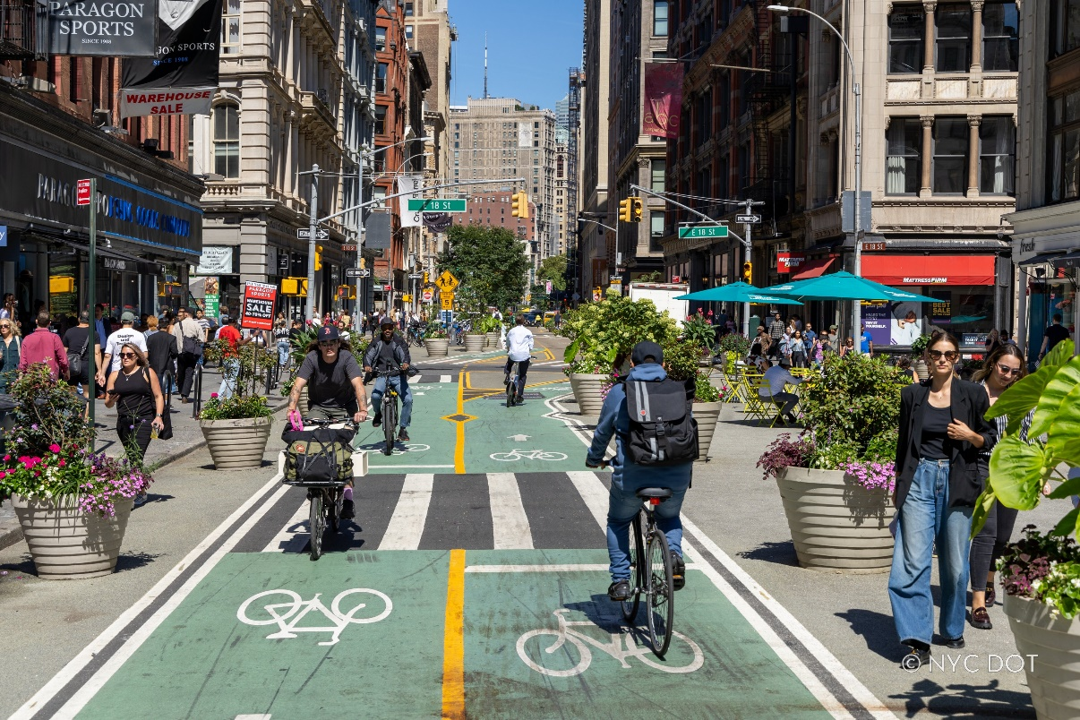 Visión de Broadway: NYC DOT completa última fase del rediseño de Broadway con una nueva plaza y conexiones para bicicletas de dos vías sobre Union Square