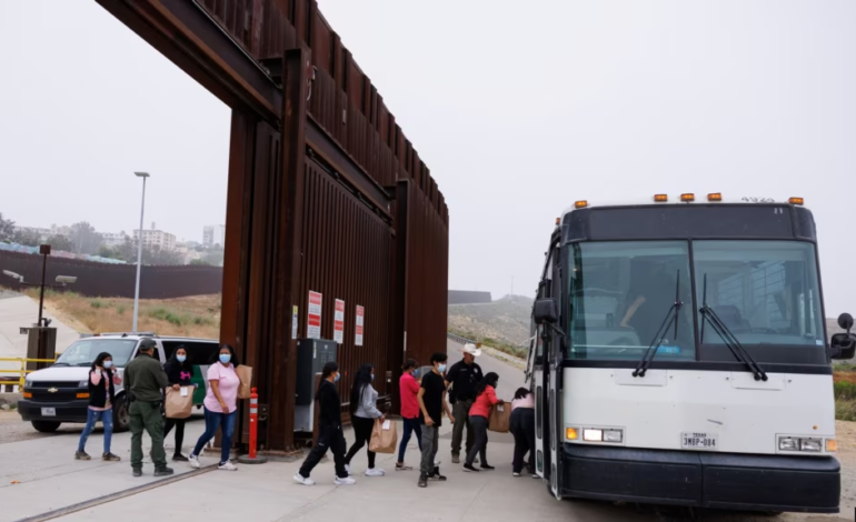 La Casa Blanca informa caída en número de migrantes que intentan cruzar la frontera y atribuye el mérito a medidas ejecutivas