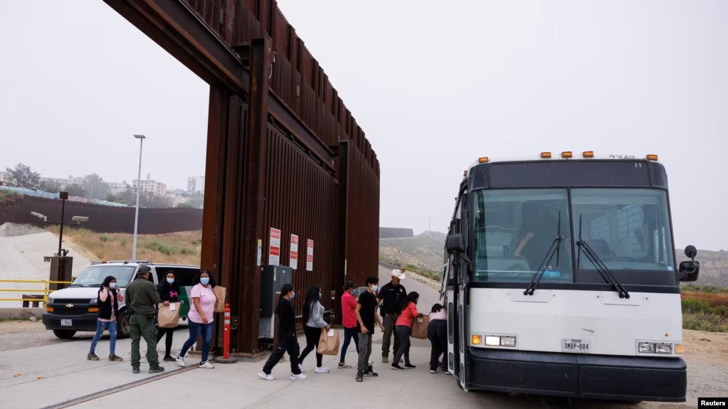 La Casa Blanca informa caída en número de migrantes que intentan cruzar la frontera y atribuye el mérito a medidas ejecutivas