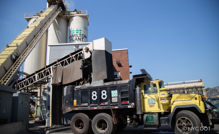 Semana del clima: el NYC DOT probara nuevas mezclas de asfalto que contienen un 50 % de pavimento de carreteras reciclado, lo que ayudará a reducir la huella de carbono de la ciudad