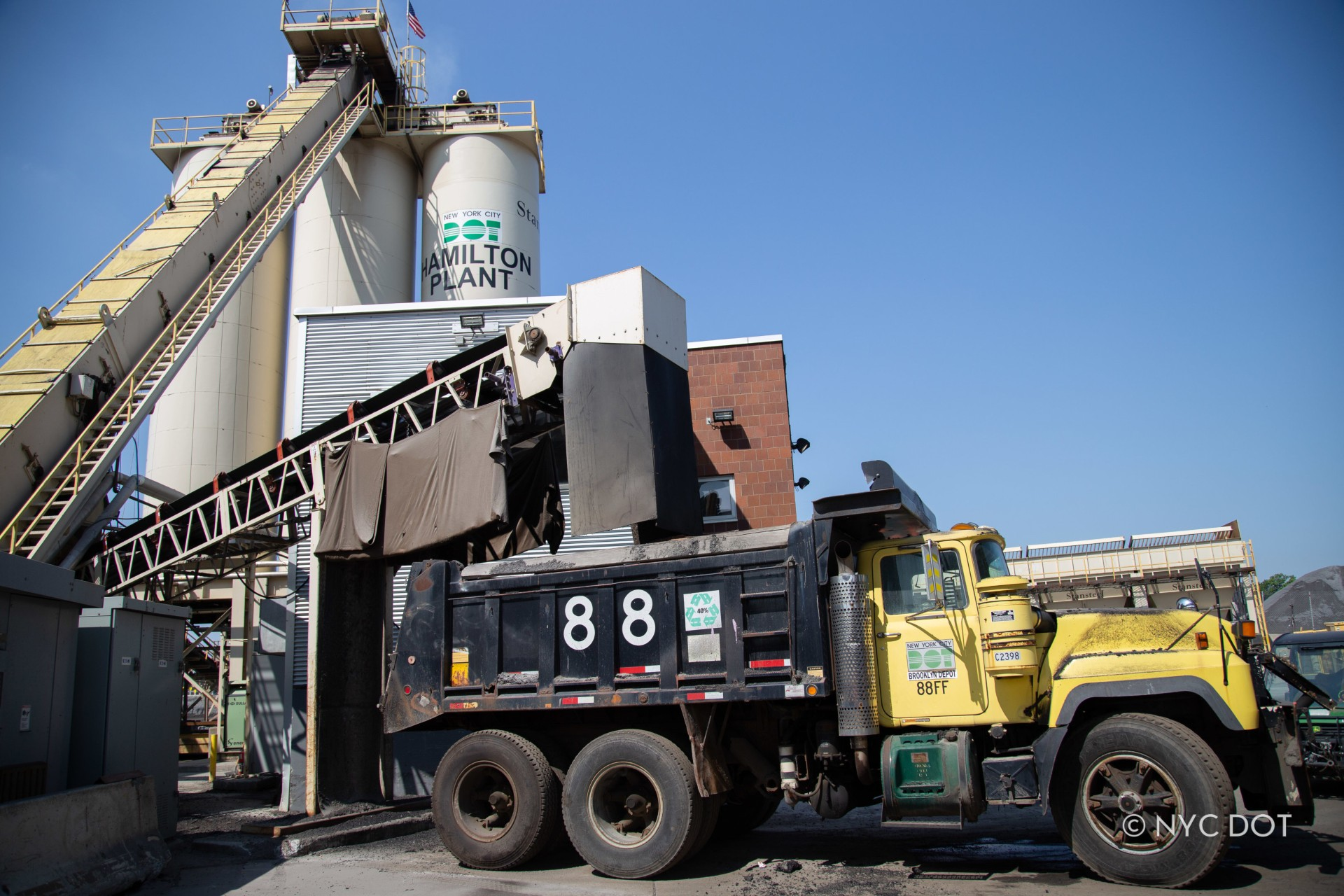 Semana del clima: el NYC DOT probara nuevas mezclas de asfalto que contienen un 50 % de pavimento de carreteras reciclado, lo que ayudará a reducir la huella de carbono de la ciudad