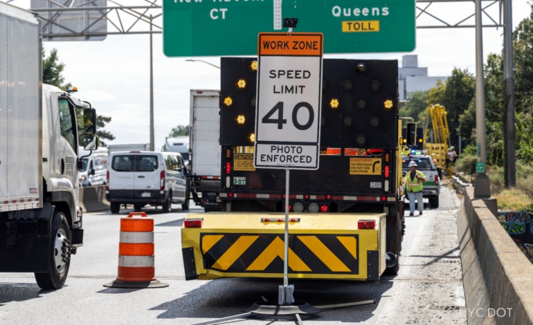 El NYC DOT anuncia el lanzamiento de un control de velocidad por cámaras móviles en zonas de trabajo en carreteras seleccionadas