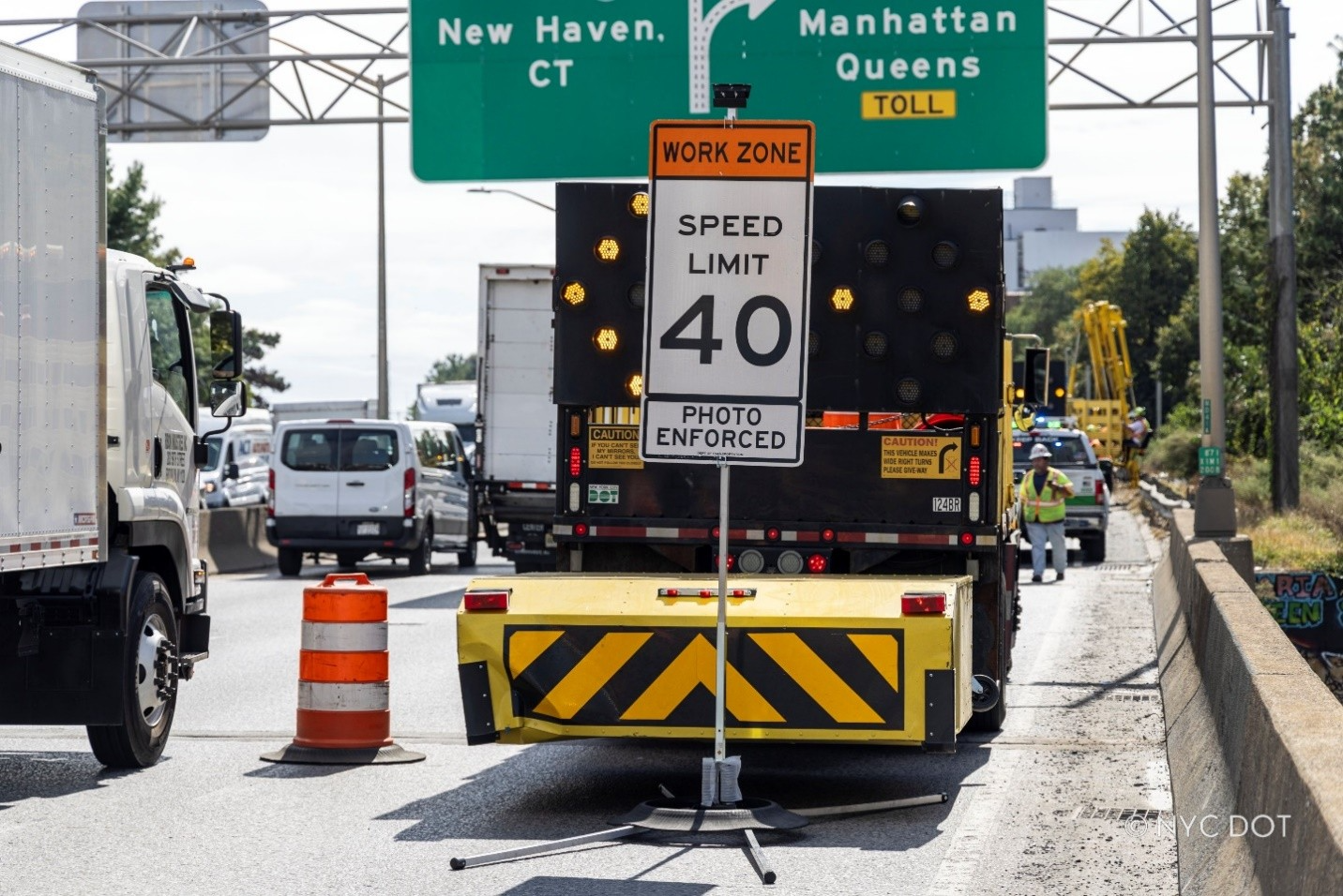 El NYC DOT anuncia el lanzamiento de un control de velocidad por cámaras móviles en zonas de trabajo en carreteras seleccionadas