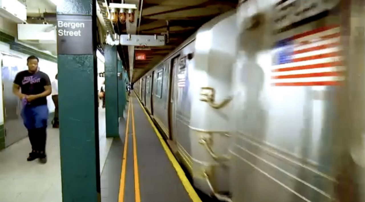 Pasajero discute con operador del tren y lo apuñala en estación del subway en Brooklyn