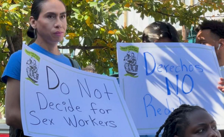 Trabajadoras sexuales y vendedoras ambulantes demandan fin a ‘Operación Restaurar Roosevelt’