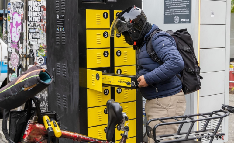 NYC DOT finaliza nuevas reglas para ampliar el acceso a gabinetes de carga de baterías de bicicletas electricas en las aceras