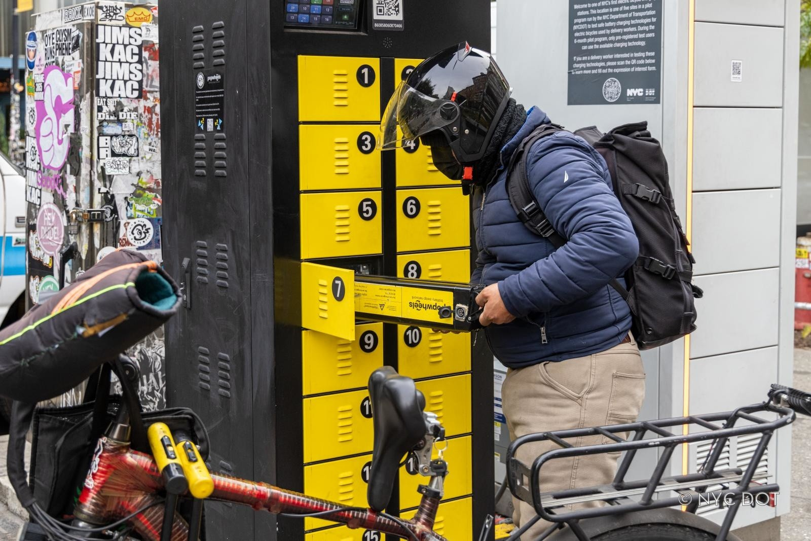 NYC DOT finaliza nuevas reglas para ampliar el acceso a gabinetes de carga de baterías de bicicletas electricas en las aceras