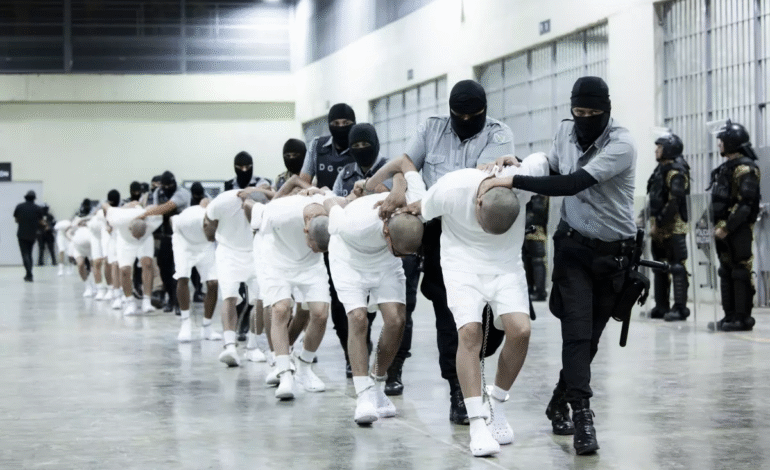 Trump criminaliza a los inmigrantes latinos 