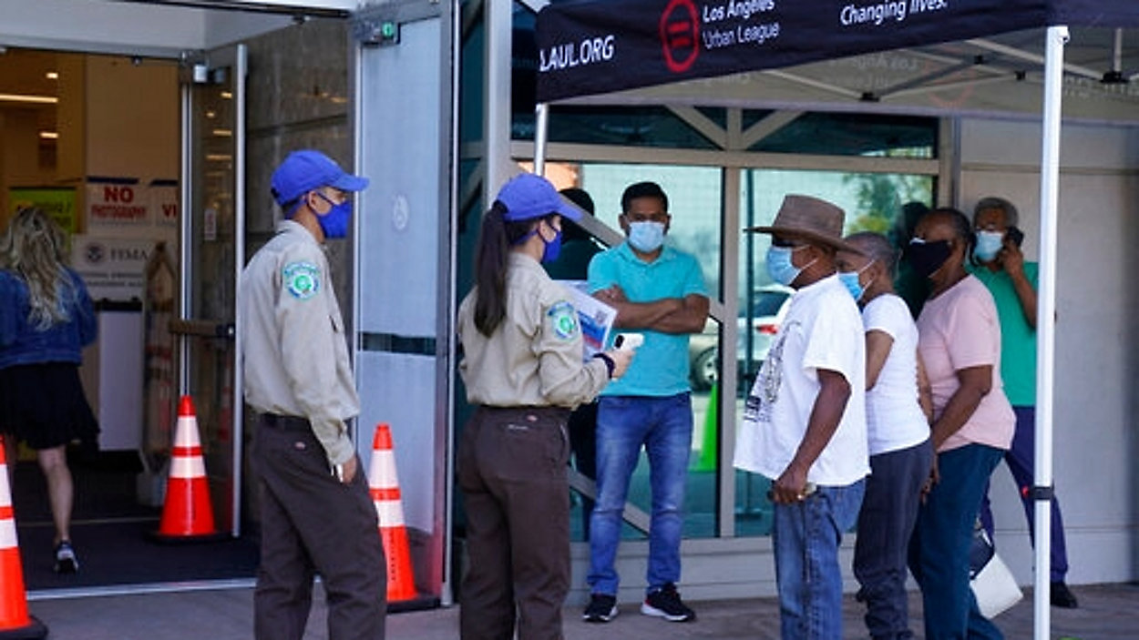 Trump quiere datos de indocumentados que solicitaron ayuda durante pandemia en California