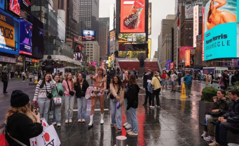 Menos turistas extranjeros están visitando Nueva York y la ciudad siente el impacto
