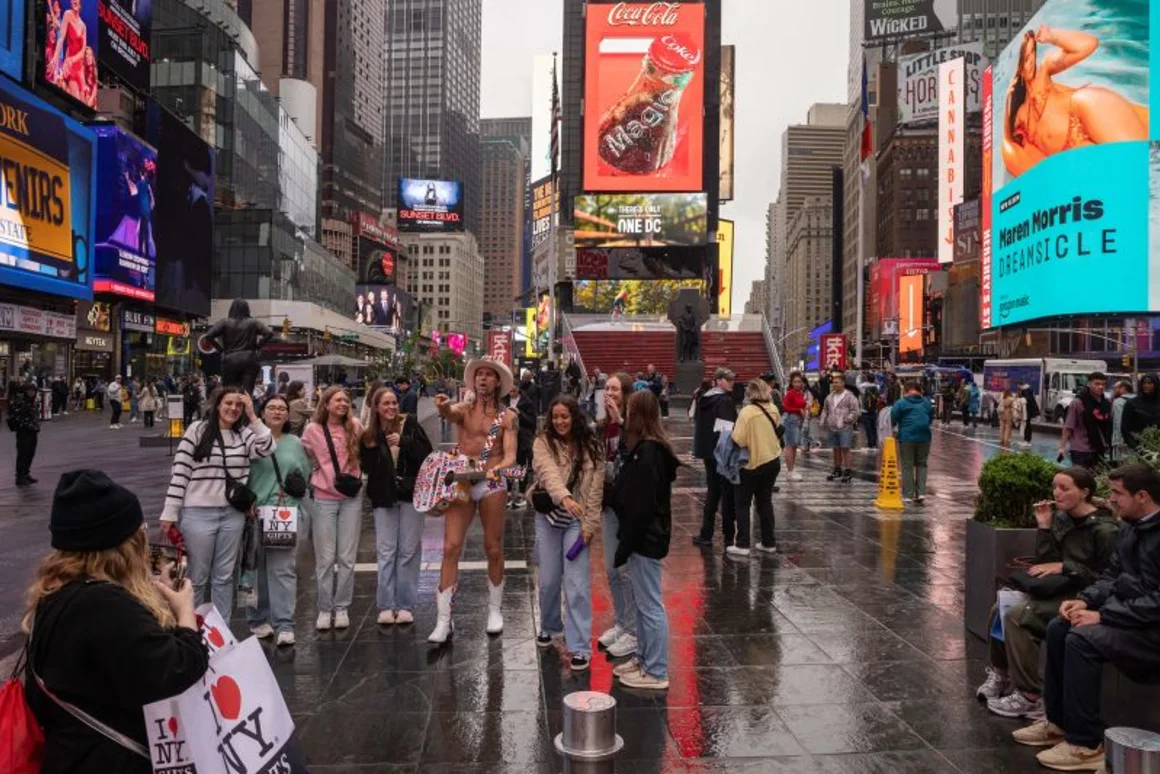 Menos turistas extranjeros están visitando Nueva York y la ciudad siente el impacto