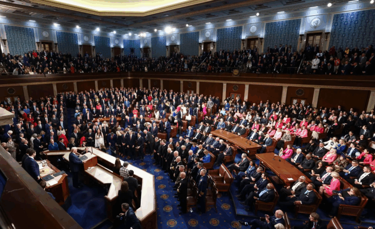El Senado de EEUU extiende hasta este lunes la votación del «hermoso» paquete fiscal de Trump