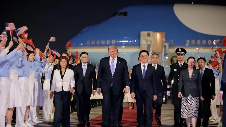 Trump llega a Beijing para conversaciones con Xi sobre Irán, comercio y ventas de armas a Taiwán