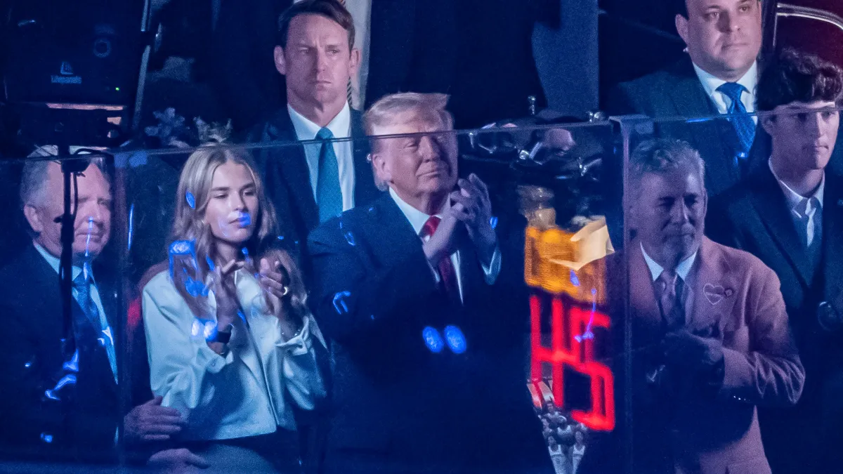 Abuchean a Donald Trump en el Madison Square Garden durante el himno nacional