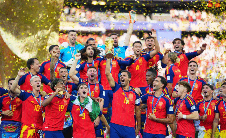 España vuelve a reinar en el Mundial tras someter 1-0 a Messi y Argentina
