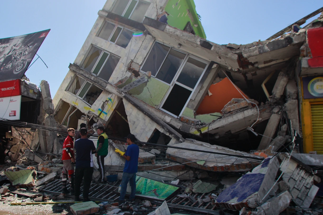 Terremoto de magnitud 7,4 sacude Colombia y deja ola de destrucción